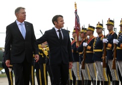 Le président français Emmanuel Macron (d) et son homologue roumain Klaus Iohannis passent en revue la garde d'honneur à la base aérienne Mihail Kogalniceanu, près de Constanta, le 15 juin 2022 en Roumanie - © AFP - Daniel MIHAILESCU Le président français Emmanuel Macron (d) et son homologue roumain Klaus Iohannis passent en revue la garde d'honneur à la base aérienne Mihail Kogalniceanu, près de Constanta, le 15 juin 2022 en Roumanie - © AFP - Daniel MIHAILESCU