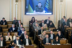 Le président ukrainien Volodymyr Zelensky s'adresse en visioconférence aux membres du Parlement tchèque, le 15 juin 2022 à Prague - © AFP - Michal Cizek Le président ukrainien Volodymyr Zelensky s'adresse en visioconférence aux membres du Parlement tchèque, le 15 juin 2022 à Prague - © AFP - Michal Cizek